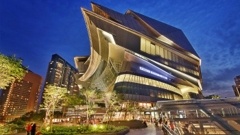 Eksterior gedung The Star Vista di malam hari.