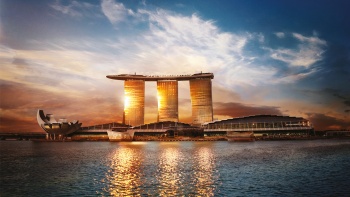 Matahari terbenam yang terpantul di Marina Bay Sands®