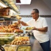 Pemilik Warung Nasi Pariaman Nasi Padang di Kampong Gelam sedang menyiapkan makanan