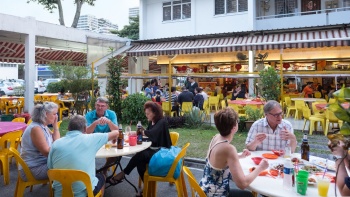 Orang bersantap di luar ruangan restoran Keng Eng Kee