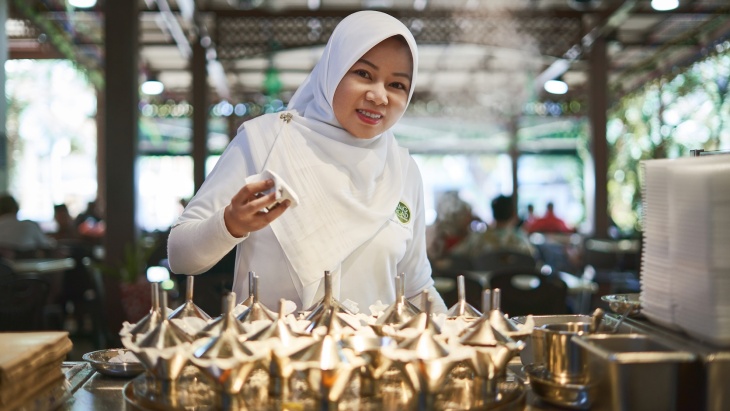 Pemilik Haig Road Putu Piring menyiapkan putu piring tradisional