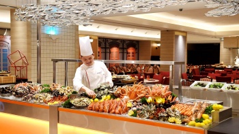 Foto tempat prasmanan seafood di Carousel di Royal Plaza on Scotts Singapore