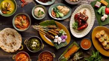 : Foto berbagai hidangan yang disajikan di StraitsKitchen di Grand Hyatt Singapore