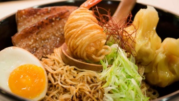 Sepiring semur dengan kentang lumat dan salad.