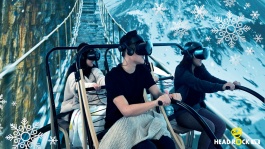 Pengunjung menikmati wahana taman bermain Resorts World Sentosa HeadRock VR