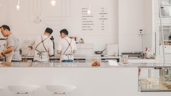 Barista menyiapkan kopi Glyph Supply Co