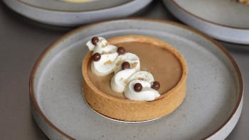 Kue tart Dulcey di LUCID dengan kudapan penutup lainnya