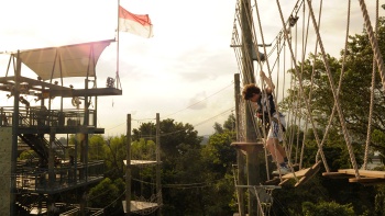 Anak kecil dengan gagah berani menghalau jalur halang rintang di Mega Adventure Park