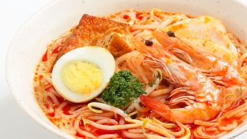 Foto close up semangkuk laksa