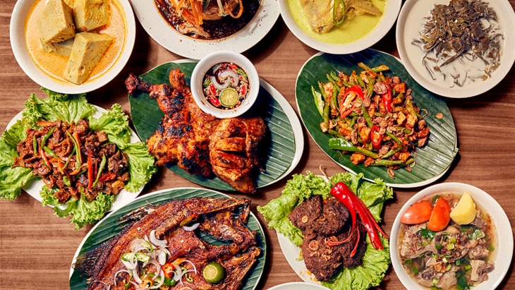 Hamparan hidangan Melayu dan Indonedia dari Hjh Maimunah Restaurant di Kampong Gelam