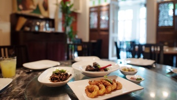 Serangkaian hidangan Peranakan dari The Blue Ginger