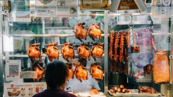 Foto jarak dekat pelanggan memesan sepiring nasi ayam