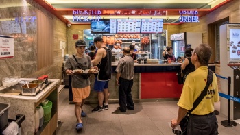 Konter memesan Bib Gourmand Liao Fan Hawker Chan di 78 Smith Street