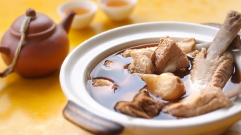 Foto jarak dekat bak kut teh dengan teh Tiongkok