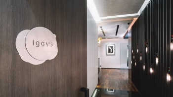 Papan nama restoran Iggy
