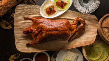 Bebek Peking yang disajikan dengan kaviar hidangan unggulan dari Jiang-Nan Chun