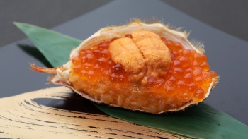 Chef Masakazu Ishibashi membuat sushi yang lezat di Sushi Ichi.