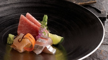 Foto close up sashimi disajikan di Shinji by Kanesaka