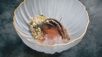 Chef Kenji Yamanaka menghidangkan interpretasinya atas hidangan Galia dengan sentuhan Jepang.