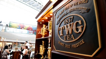 Pengunjung tengah menikmati teh sore di TWG Tea Salon di The Shoppes di Marina Bay Sands<sup>®</sup>