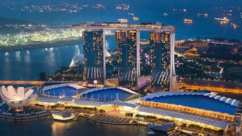 Panorama Marina Bay Sands<sup>®</sup>, The Shoppes, dan ArtScience Museum™ dari atas