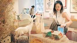 Wanita sedang belanja di Gallery & Co.
