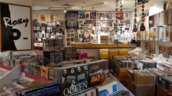 Interior tampilan rekaman vinil dari Roxy Records & Trading