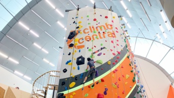Dinding panjat dalam ruangan di Climb Central