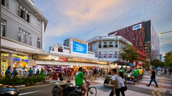 Foto persimpangan di pintu masuk Bugis Street