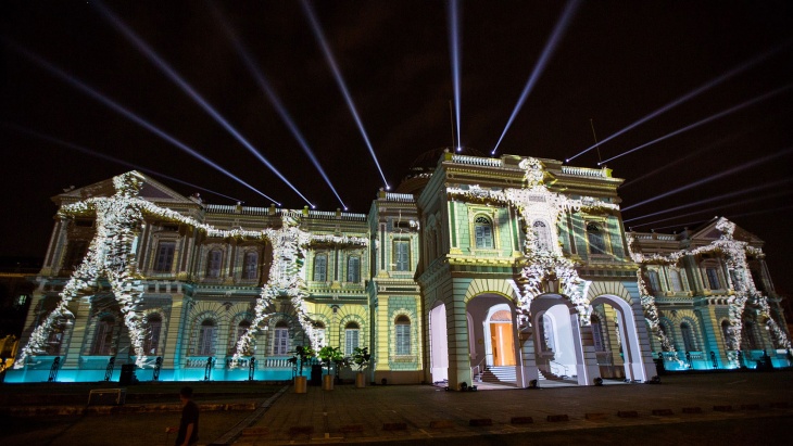 Proyeksi cahaya pada eksterior National Museum of Singapore di Singapore Night Festival