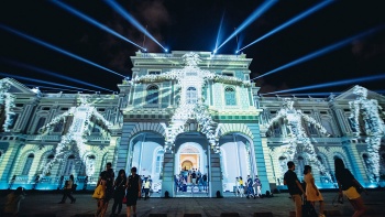 Proyeksi lampu pada eksterior National Museum of Singapore di Singapore Night Festival