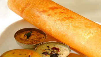 Thosai dengan beragam saus.