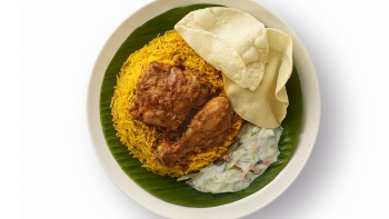 Sepiring nasi briyani.