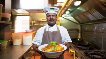 Chef dari The Banana Leaf Apolo dengan hidangan Kari Kepala Ikan mereka.