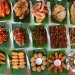 Berbagai hidangan nasi padang di atas daun pisang