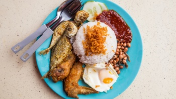 Sepiring nasi lemak.