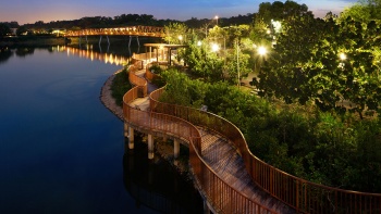 Pemandangan dari atas jalur pejalan tepi laut di Punggol Waterway. 