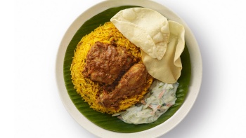 Briyani (hidangan nasi pedas khas India dilengkapi daging atau sayuran).