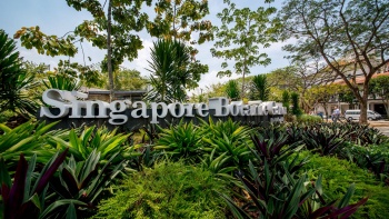Papan nama Singapore Botanic Gardens di pintu masuk Singapore Botanic Gardens