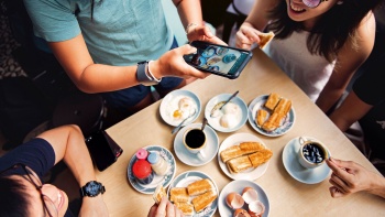 Masyarakat setempat tengah menikmati sarapan di Toh Ah Eating house