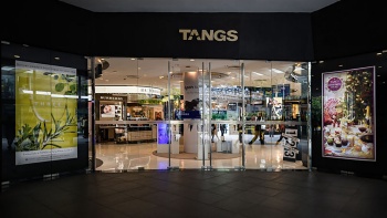Pintu masuk pusat perbelanjaan TANGS di Tang Plaza