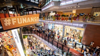 Interior Funan Mall dengan pengunjung