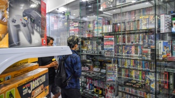 Pemburu barang murah yang sedang mencari game retro di Sim Lim Square