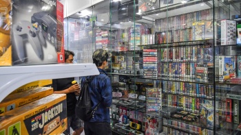 Pemburu barang murah yang sedang mencari game retro di Sim Lim Square