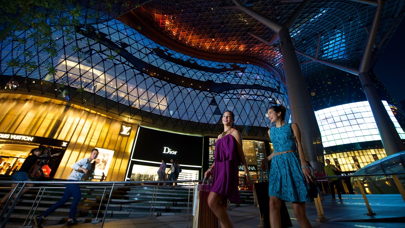 Dua wanita berbelanja di luar ION Orchard.