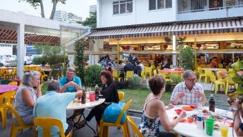 Pelanggan bersantap di Keng Eng Kee Seafood di Bukit Merah