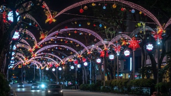 Lampu Natal menerangi sepanjang Orchard Road