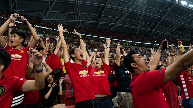 Para penggemar sepak bola di National Stadium