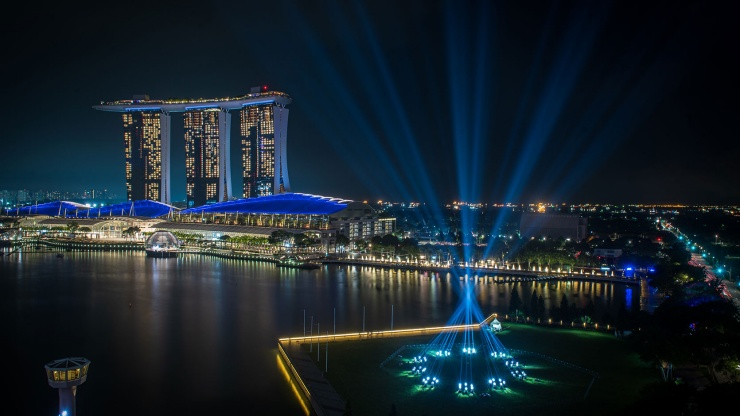 Pameran proyeksi cahaya berlatar cakrawala Marina Bay yang ikonis di Singapura