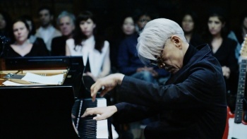 Foto seniman pemenang penghargaan Grammy dan Academy (Oscar), Tan Dun di pertunjukan orkestra Buddha Passion.